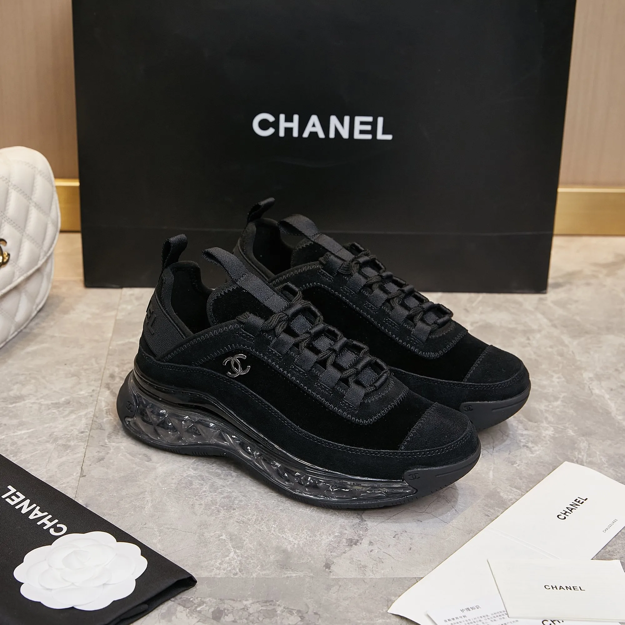 Men's men's shoes pP580! Chanel Chanel - 2024 counter top casual sneakers This classic design; the upper is made of various craftsmanship styles; the outsole is fashionable and sporty; the outsole is fashionable and sporty; the extraordinary inclusion of a variety of color matching elements... The diversified mix and match is very beautiful and versatile, casual, fashionable, sports and outdoor can be taken into account... ꫛꫀꪝ Go➫ Materials: ❶Upper made of: original imported cowhide ❷Inside made of: original imported breathable sheepskin ❸Outsole is based on: Original TPU air cushion outsole. Full set of boutique packaging for women 35–41 and men 39–45.